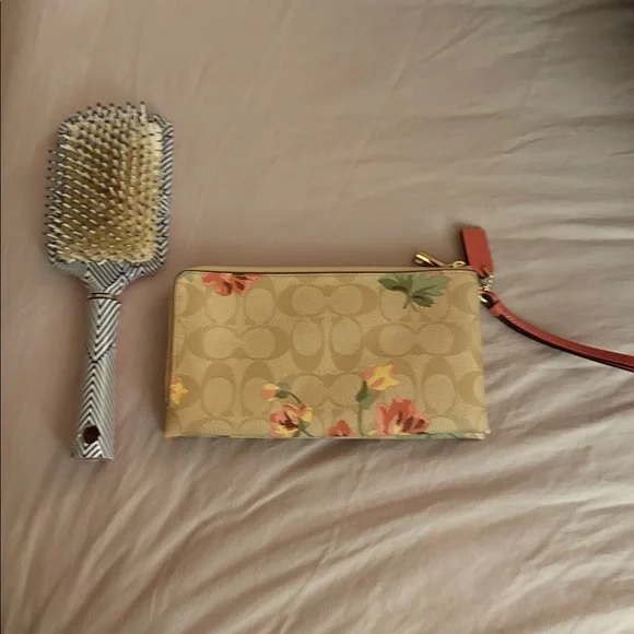 Never used Coach Floral Wristlet in Beige and Coral - Picture 4 of 7